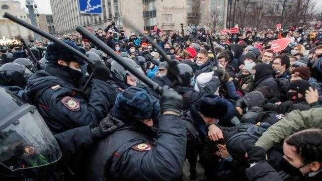 روسيا تعتقل 600 شخص لمشاركتهم في مسيرة ضد غزو أوكرانيا