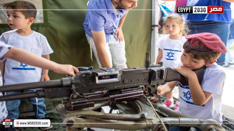الاحتلال الإسرائيلي يعلم الأطفال حمل السلاح وقتل الفلسطينيين