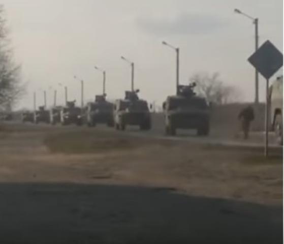 شاهد.. أوكراني يتصدى لقافلة عسكرية روسية تحاول دخول بلاده