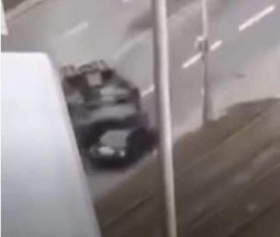 شاهد.. دبابة روسية تدهس سيارة خاصة في أحد شوارع أوكرانيا