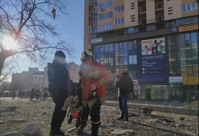 شاهد.. لحظة انتشال المصابين من مبنى سكني تم استهدافه بصاروخ في كييف