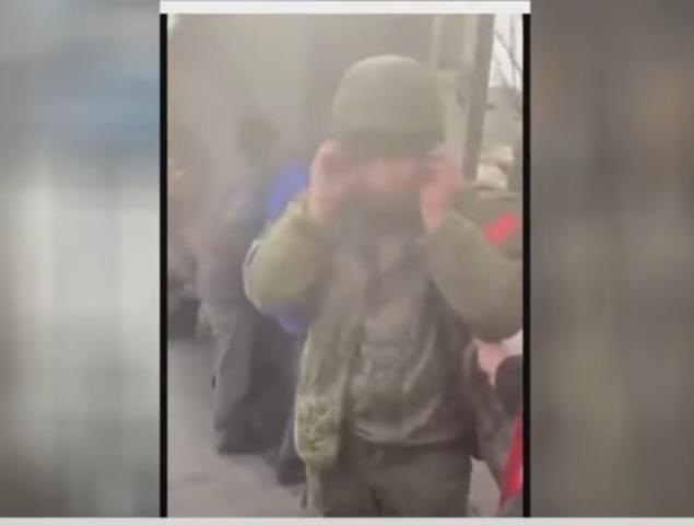 لحظة القبض على دورية روسية من قبل مواطنين أوكرانيين «فيديو»