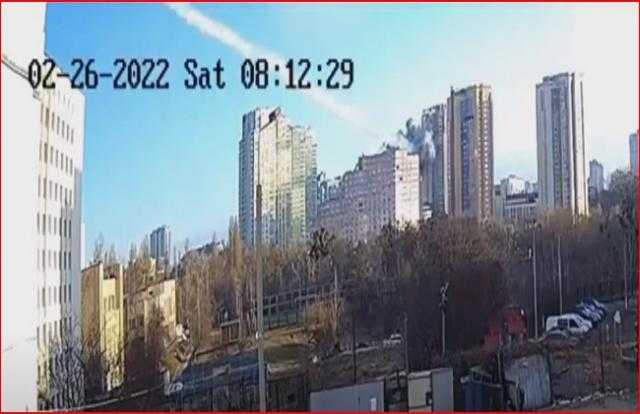 شاهد.. لحظة قصف مبنى سكني في منطقة جولياني الأوكرانية