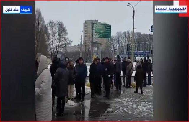 تزاحم مواطني أوكرانيا على المحال التجارية تزامنا مع الغزو الروسي «فيديو»