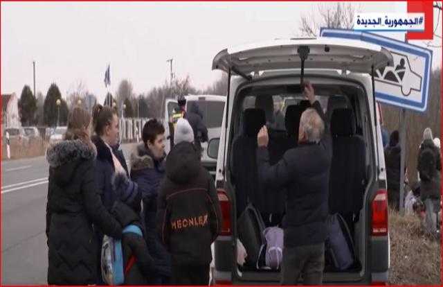 الأطفال والنساء في المقدمة.. مشاهد محزنة للاجئين على الحدود الأوكرانية المجرية  «فيديو»