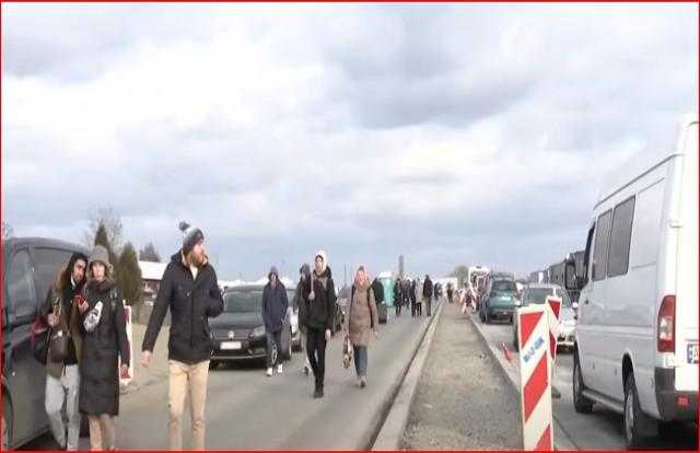لاجئون أوكرانيون يعبرون الحدود البولندية سيرًا على الأقدام  «فيديو»