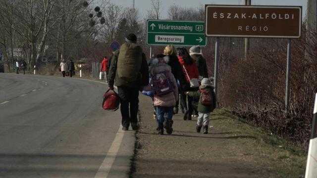 عاجل .. 120 ألف أوكراني يلجأون إلى دول الجوار «فيديو»