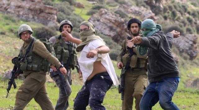 مستوطنون يعتدون على مركبات فلسطينية بالحجارة قرب بيت لحم