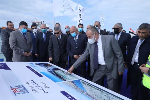 وزير النقل خلال جولة تفقدية بميناء الإسكندرية