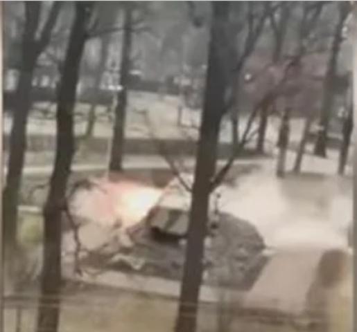 شاهد.. دبابة تسير وهي تحترق في كييف الأوكرانية