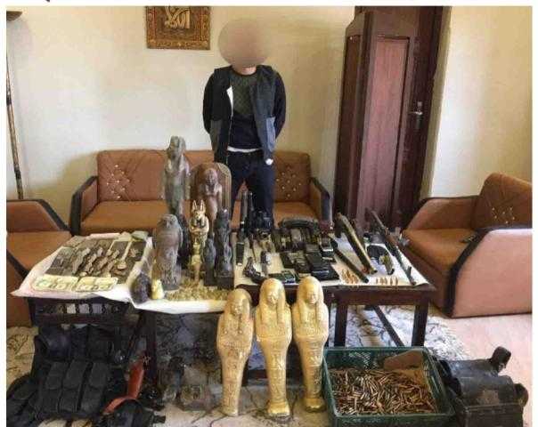 مشاجرة تقود للقبض على مسجل خطر بحوزته 40 تمثالًا وأسلحة نارية في الأقصر