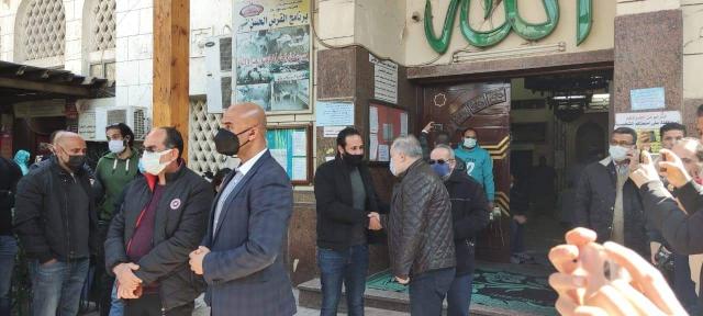 بالصور.. أشرف زكي يصل مسجد مصطفى محمود لتأدية صلاة الجنازة على جالا فهمي
