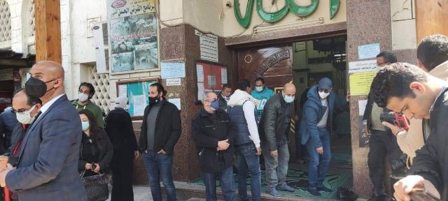 مدحت صالح يصل «مصطفى محمود» استعدادًا لتشييع جثمان جالا فهمي