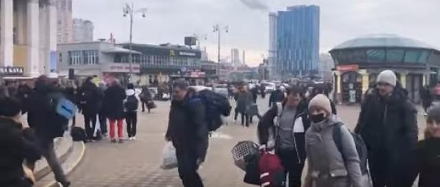 أوكرانيون يركضون للملاجئ هربًا من القصف الروسي.. فيديو