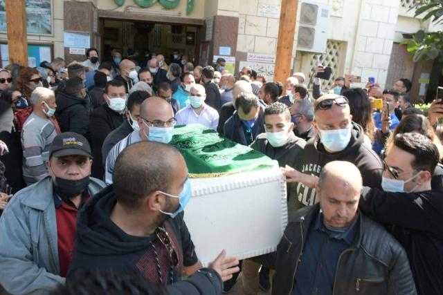 لحظة انهيار ابن جالا فهمي أثناء تشييع الجثمان