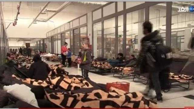 أوكرانيون ينامون بالأسواق التجارية على حدود بولندا - فيديو