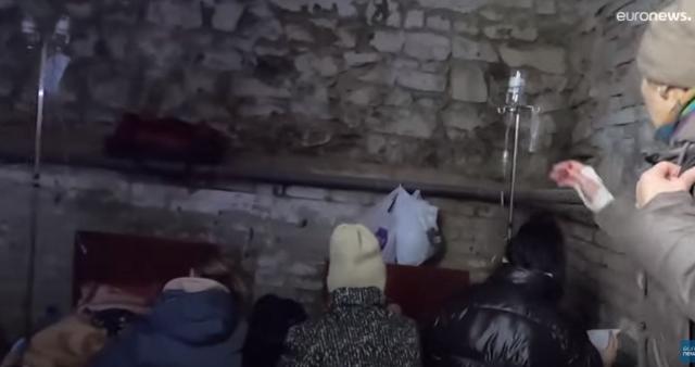 لحظة نقل أطفال مستشفى «خاركيف» بأكورانيا لملجأ لحمايتهم من القنابل «فيديو»