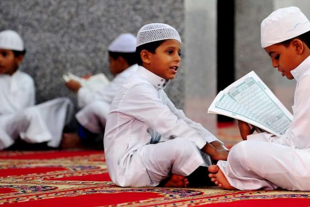 أطفال يحفظون القرآن الكريم
