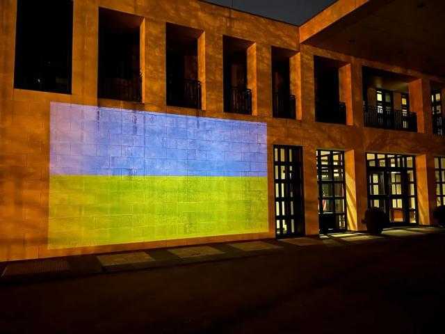 ألمانيا تضيء مقر سفارتها بواشنطن بالعلم الأوكراني