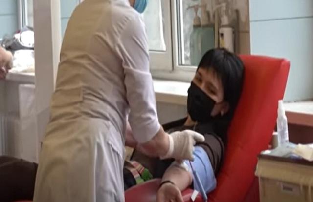 إقبال كبير على مراكز التبرع بالدم في أوكرانيا «فيديو»