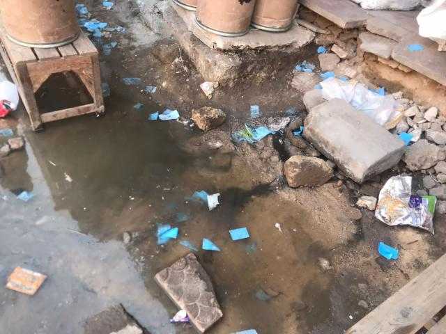 «طفح المجاري» تحاصر سوق الخضار في قويسنا بالمنوفية «صور»