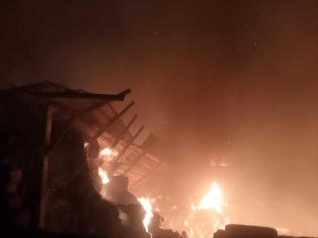 نشوب حريق هائل بمصنع أقطان بمنطقة أبو ساعد بالصف