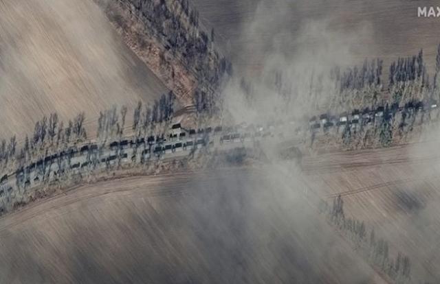 الأقمار الصناعية ترصد تحرك قوات روسية ضخمة باتجاه كييف.. فيديو