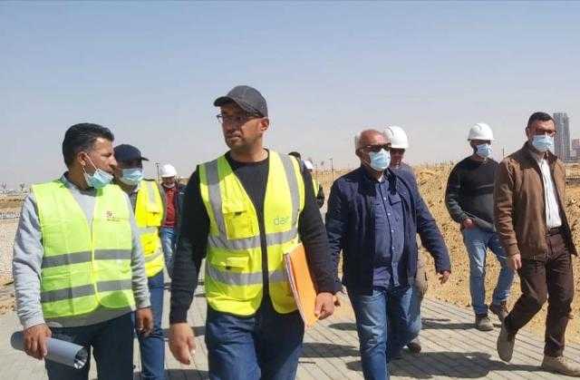 مسئولو «الإسكان» يتفقدون العمل بالحدائق المركزية في العاصمة الإدارية الجديدة