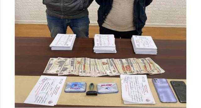 القبض على شخصين يزوران شهادات لقاح كورونا بالخليفة