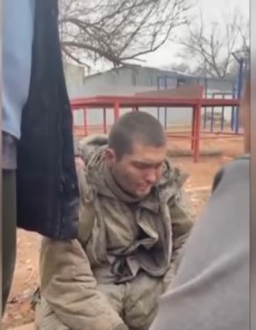 شاهد.. استجواب جندي روسي بعد أسره في خاركيف الأوكرانية