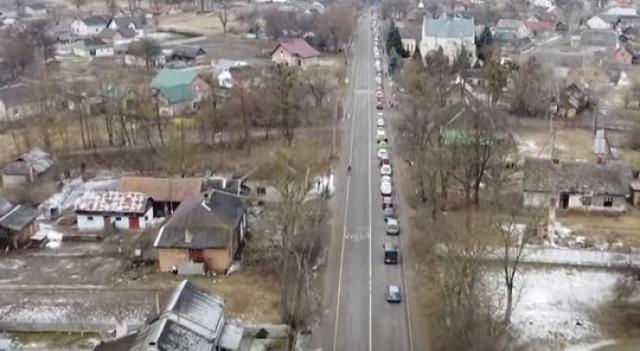 طوابير سيارات تفر من أوكرانيا إلى بولندا - فيديو