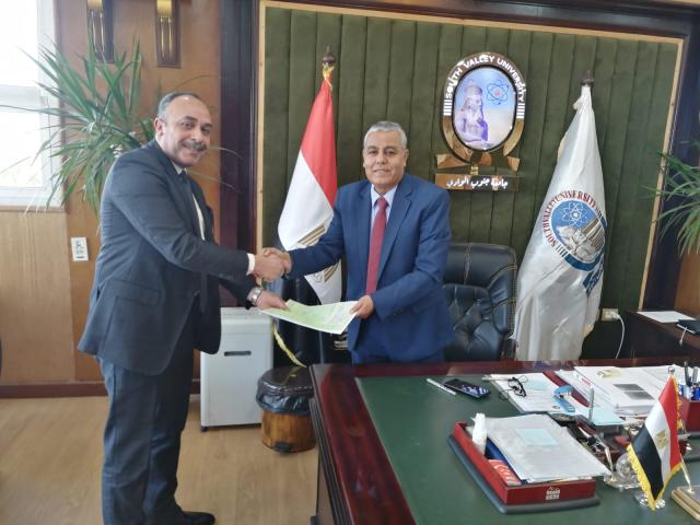 رئيس جامعة جنوب الوادي ومدير فرع بنك فيصل الإسلامي