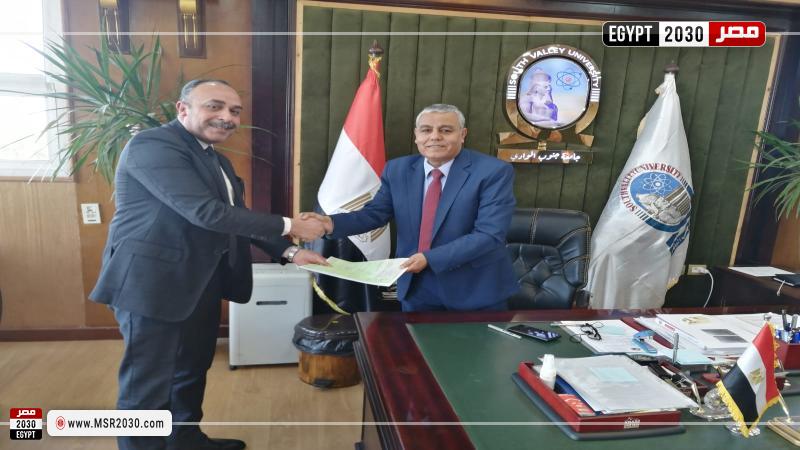 رئيس جامعة جنوب الوادي ومدير فرع بنك فيصل الإسلامي
