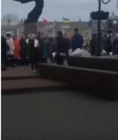 شاهد.. أوكرانيون يتحدون المعدات العسكرية الروسية بالنشيد الوطني