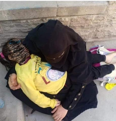 الطفلة هند مع والدتها