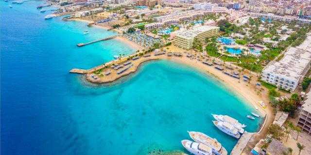 وزير السياحة يلزم جميع المنشآت الفندقية برفع الحد الأدنى لسرعة الإنترنت
