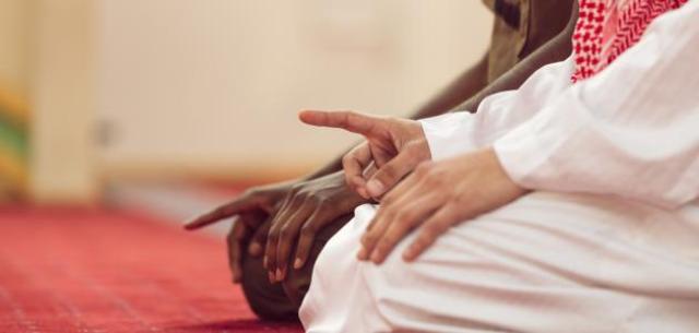 تحريك الإصبع في الصلاة (خلال التشهد)