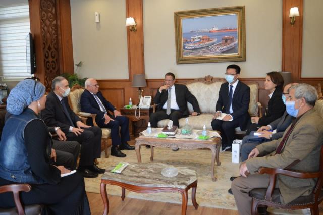 محافظ بورسعيد يبحث مع مستثمر صيني دعم خطة التطور الصناعي
