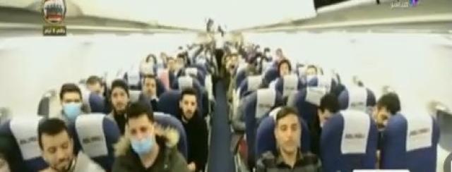 من داخل الطائرة.. أول فيديو للعائدين أوكرانيا بعد الغزو