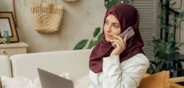 فتاة تتحدث في الهاتف
