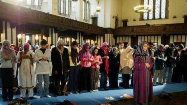 امرأة تؤم مجموعة من النساء