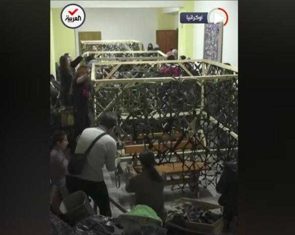 فيديو.. متطوعات أوكرانيات يصنعن شباك تمويه من القماش لجيش بلادهم