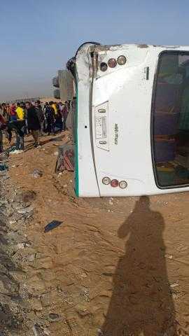 إصابة 21 شخصا في انقلاب ميني باص بالطريق الأوسطي