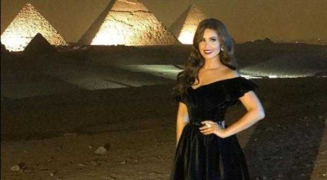 مي سليم من أمام الأهرامات: «بحبك يا مصر»