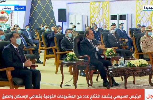 «أنا مش مهندس».. السيسي يروي موقفا طريفا مع رئيس الهيئة الهندسية ووزير النقل