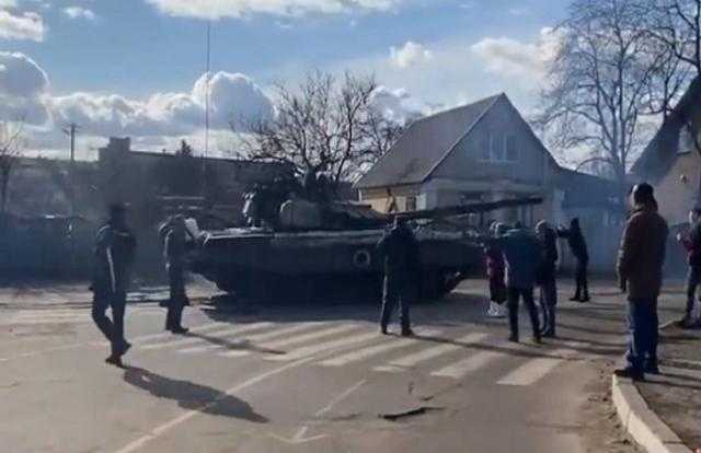 مدنيون أوكرانيون يواجهون دخول الدبابات الروسية «فيديو»