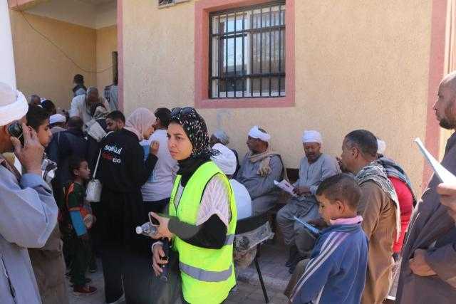 فحص 481 حالة بقافلة جنوب الوادى الطبية بقرية العمرة في قنا