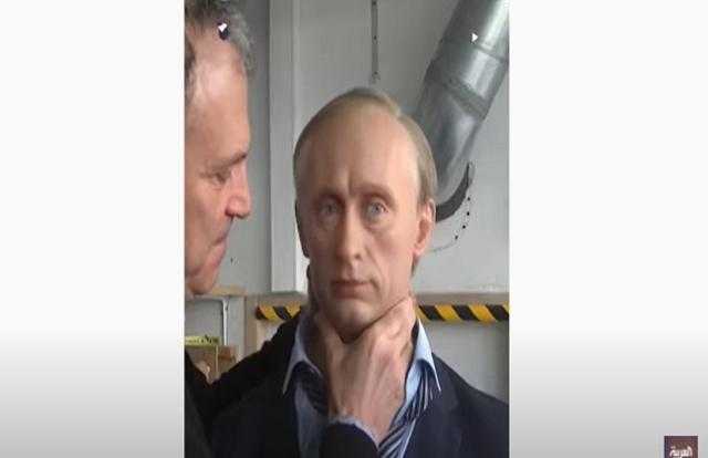 لحظة إزالة تمثال بوتين من متحف جريفين في باريس - فيديو