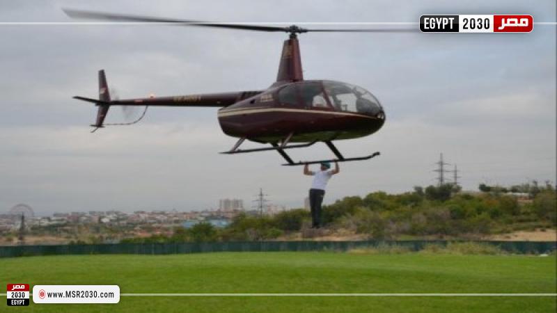 رجل يمارس تمارين رياضية معلقاً بطائرة هليكوبتر لتجسيل رقم قياسي عالمي