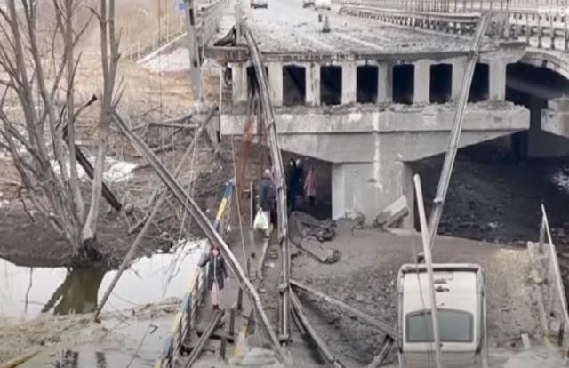 أوكرانيون يسيرون على حطام جسر هربا إلى مناطق أكثر أمانا «فيديو»